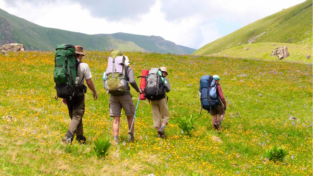 登山は服装が大事 最初にそろえるべきウェアとは