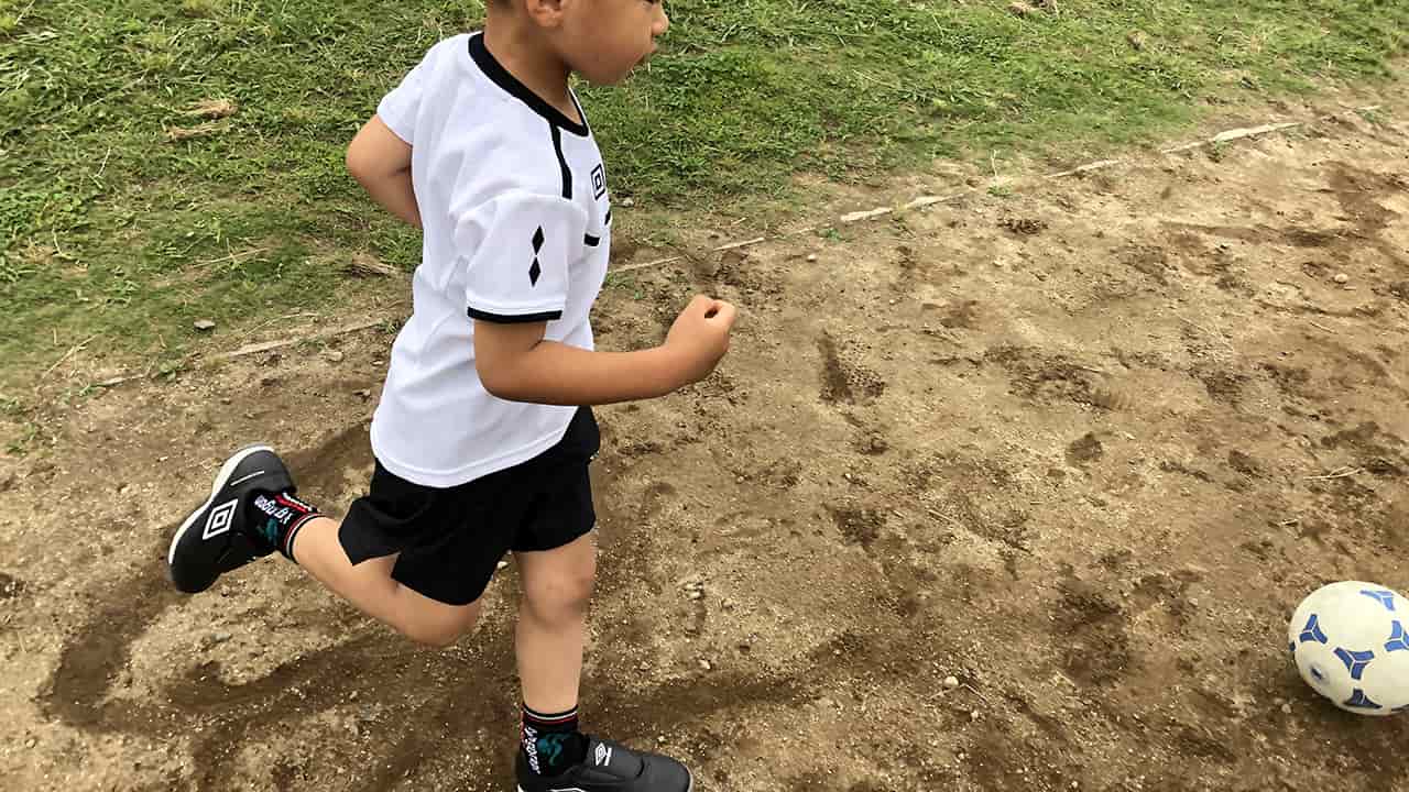 公園やグラウンドで映える 夏の暑さ対策に アンブロ の派手タオルが活躍中 公園やグラウンドで映える 夏の暑さ対策に アンブロ の派手タオルが活躍中