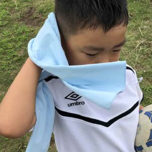 クーリングタオルを使う男の子