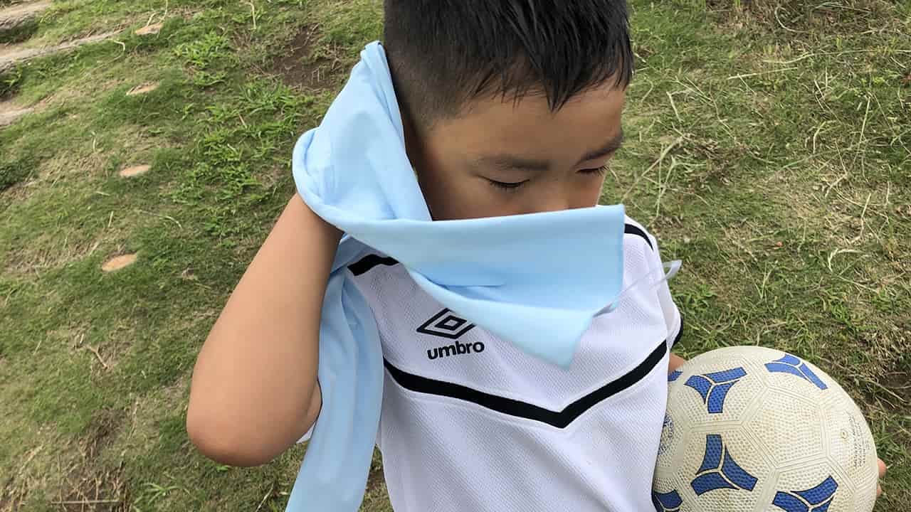 公園やグラウンドで映える 夏の暑さ対策に アンブロ の派手タオルが活躍中 公園やグラウンドで映える 夏の暑さ対策に アンブロ の派手タオルが活躍中
