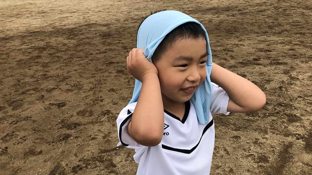 公園やグラウンドで映える 夏の暑さ対策に アンブロ の派手タオルが活躍中 公園やグラウンドで映える 夏の暑さ対策に アンブロ の派手タオルが活躍中