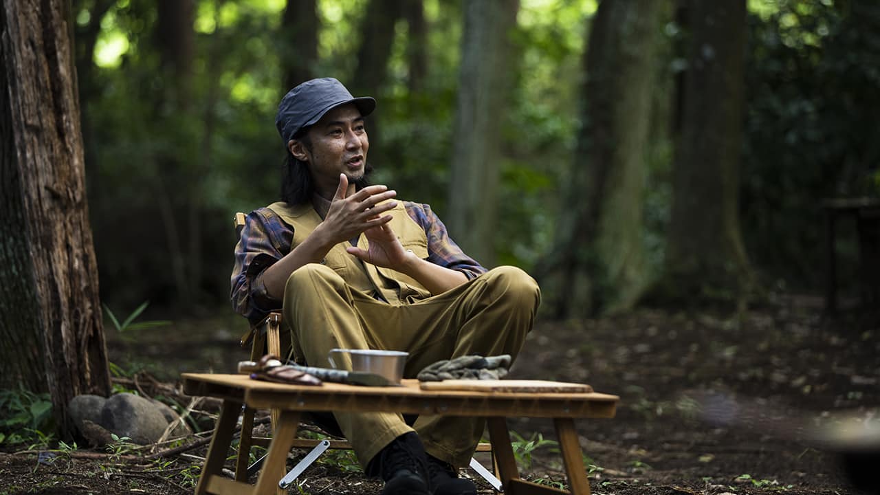 火の粉に強い難燃ウェアで 焚き火に興じるキャンプの夜も安心