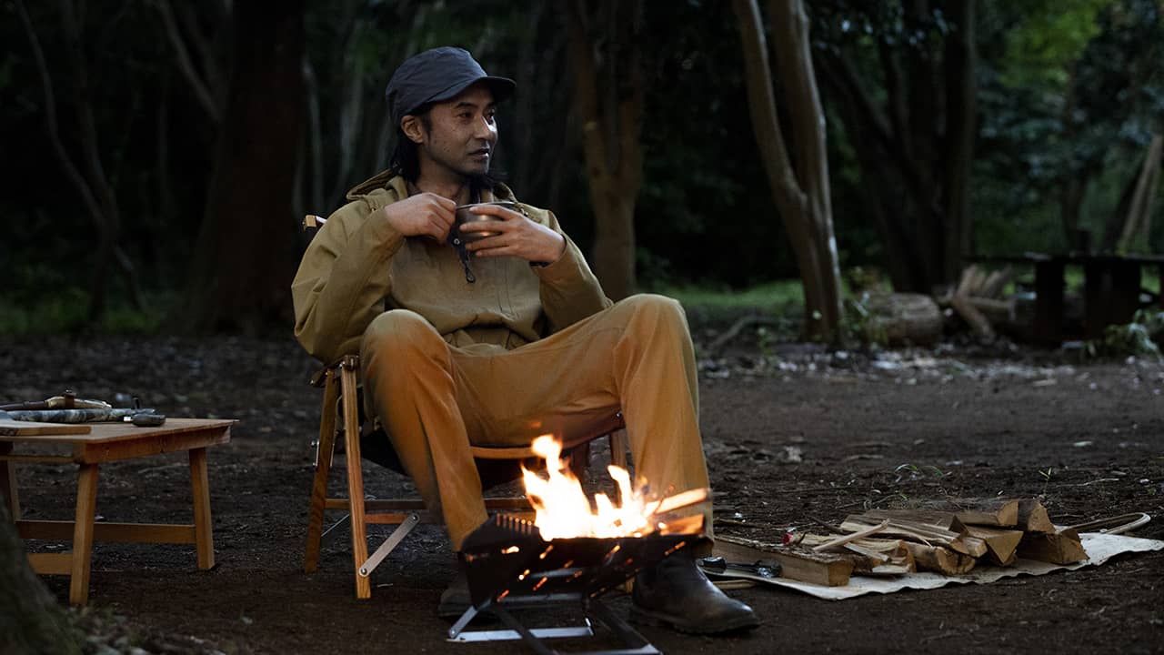 火の粉に強い難燃ウェアで 焚き火に興じるキャンプの夜も安心