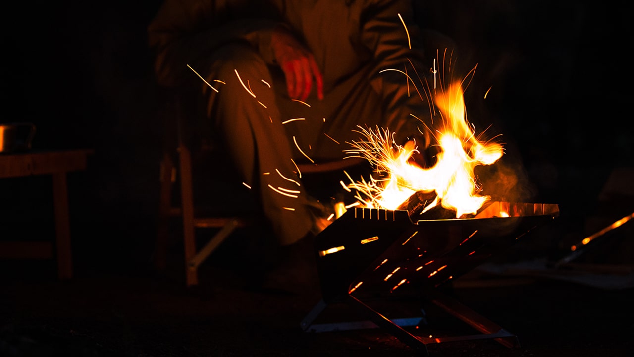 火の粉に強い難燃ウェアで 焚き火に興じるキャンプの夜も安心