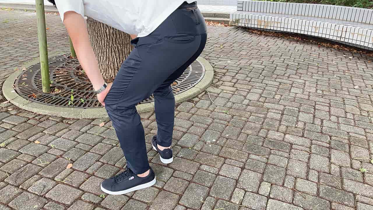 スポーツブランドが作ったストレッチパンツが快適すぎる メンズおすすめ通勤コーデも紹介