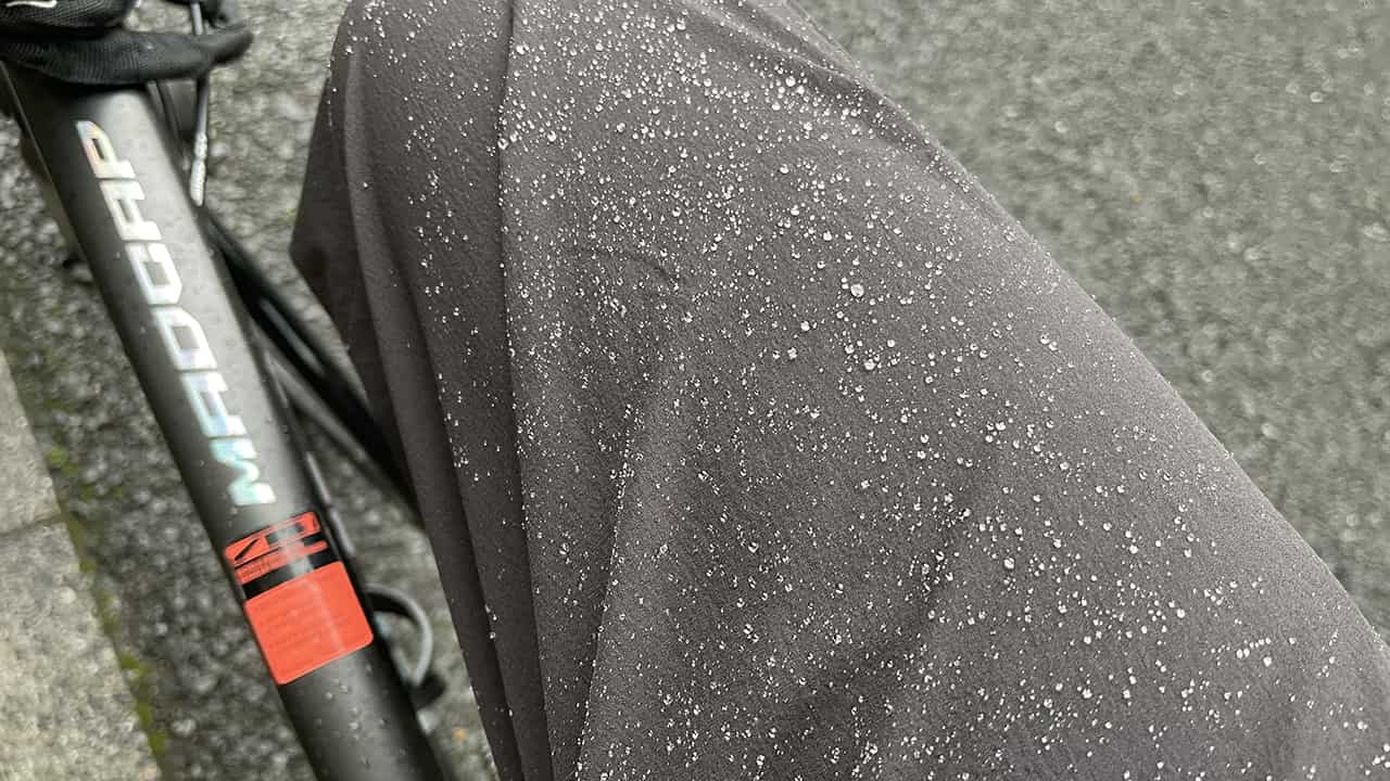 伸縮性やばっ…！スポーツブランドの「自転車用パンツ」がクセになるは