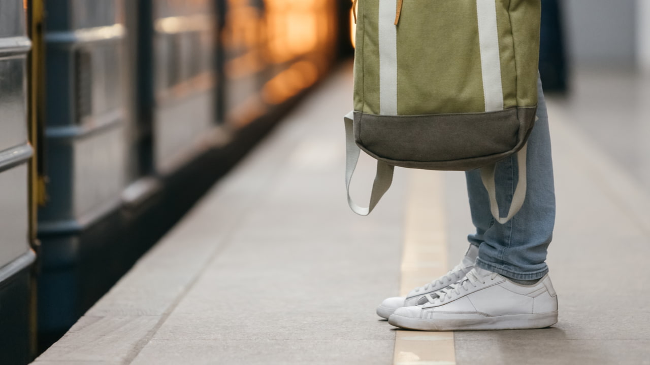 白スニーカーの種類や人気ブランドを紹介 白さを保つためのおすすめお手入れ方法も