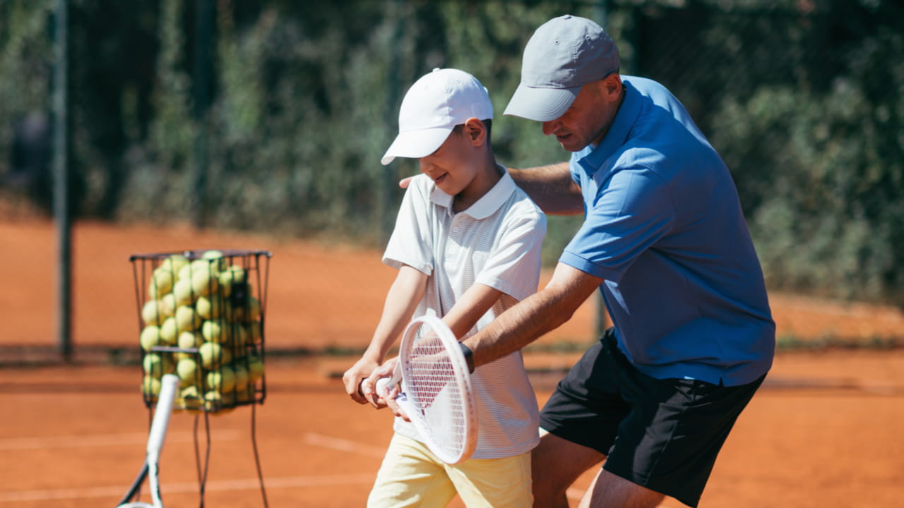 テニスをするなら帽子をかぶろう！キャップやサンバイザーなどの種類、マナーについて解説