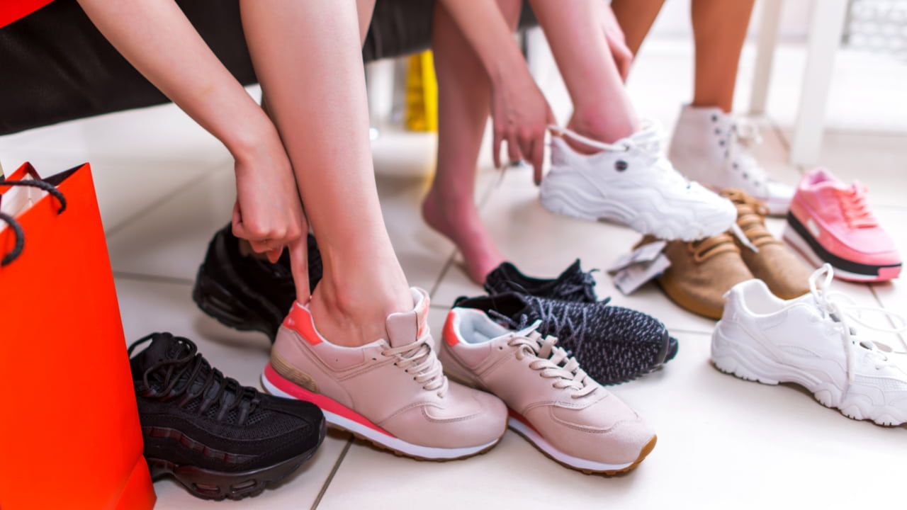 スニーカーのおすすめコーデを季節やスタイル カラー別に紹介