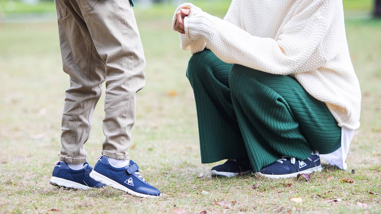 足元から魅せる親子リンクコーデ 子ども靴選びに迷ったら ママとおそろい が大正解