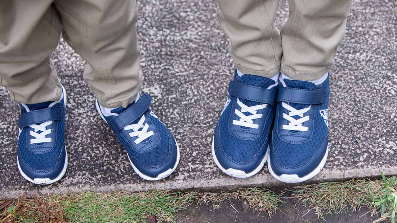 足元から魅せる親子リンクコーデ 子ども靴選びに迷ったら ママとおそろい が大正解