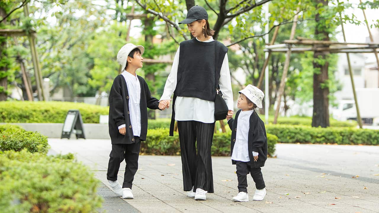 スニーカーで親子リンクコーデ】子ども靴選びに迷ったら、“ママとお スニーカーで親子リンクコーデ】子ども靴選びに迷ったら、“ママとお