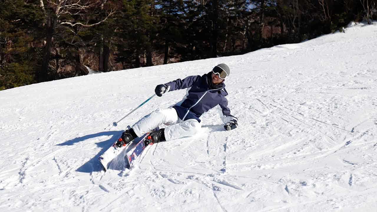 スキー初心者が押さえるべきポイントは ウェアやアイテムの扱い方 滑り方 止まり方 曲がり方のコツまで スキー初心者が押さえるべきポイントは ウェアやアイテムの扱い方 滑り方 止まり方 曲がり方のコツまで