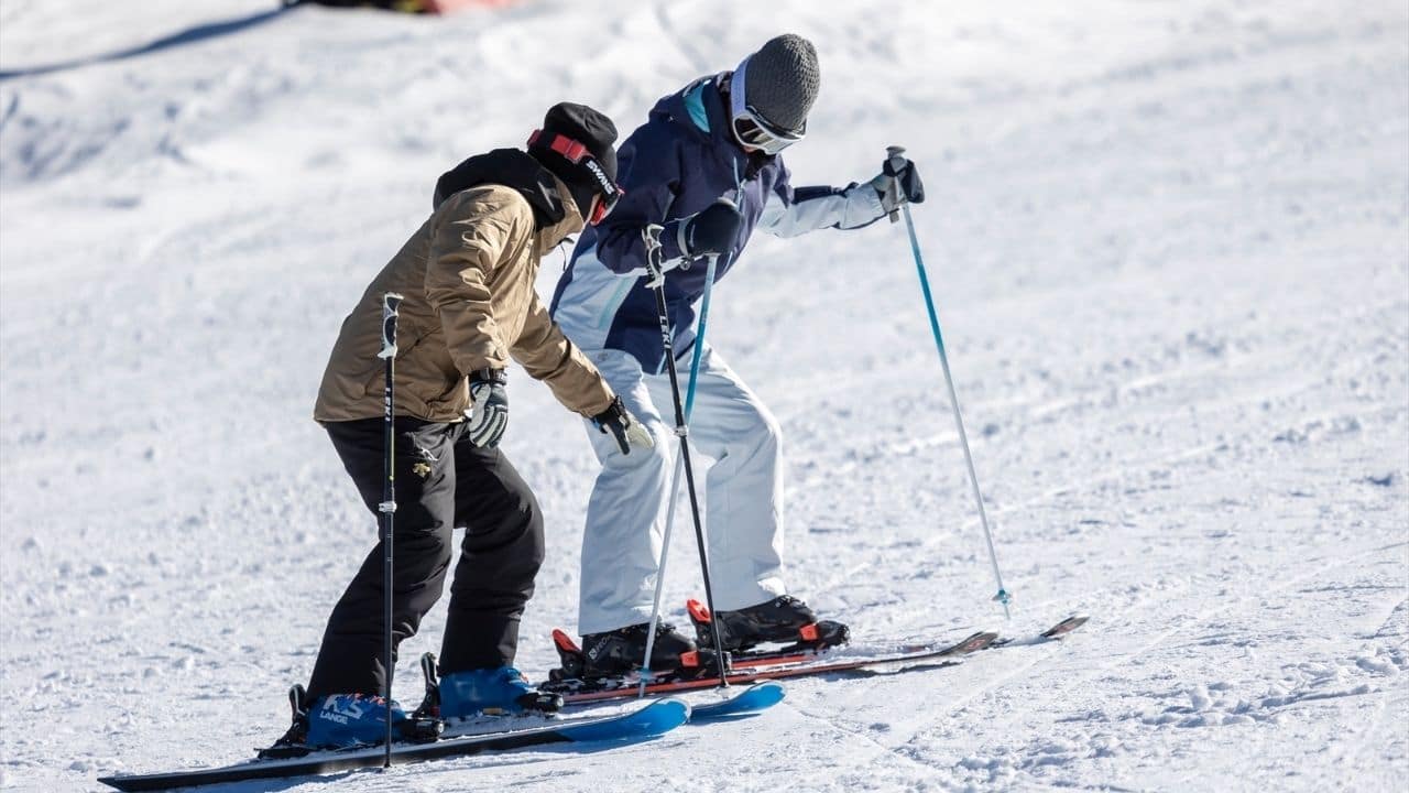 スキー初心者が押さえるべきポイントは ウェアやアイテムの扱い方 滑り方 止まり方 曲がり方のコツまで