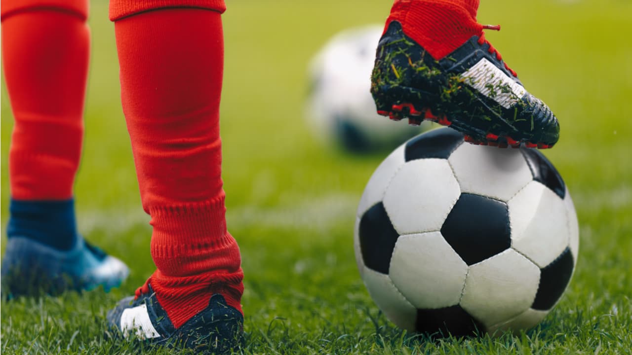 サッカーボールの種類と選び方 年齢別に適した号数 サイズを紹介
