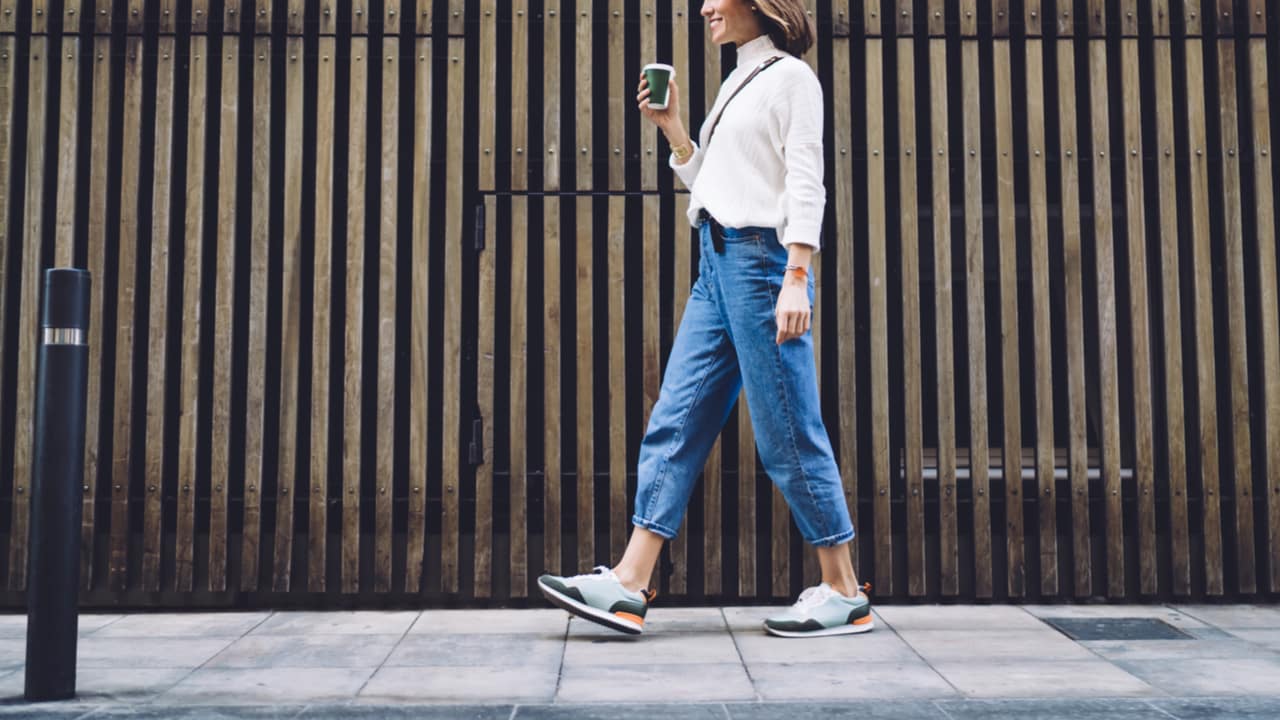 レディーススニーカーはどんなタイプが人気 おすすめコーデを紹介