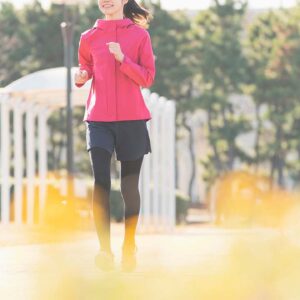 ランニングウェアの選び方は おすすめのレディース上下セットや初心者に必要なグッズとは