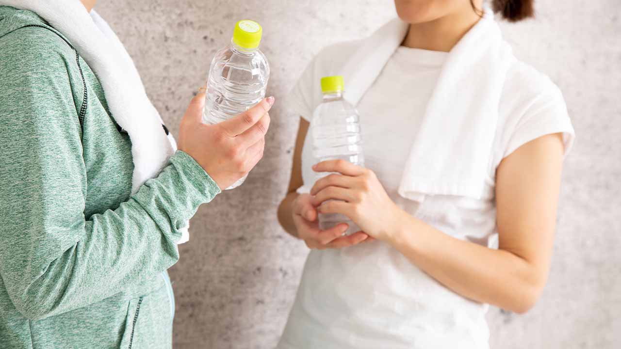 スポーツを終えて一休みしている画像