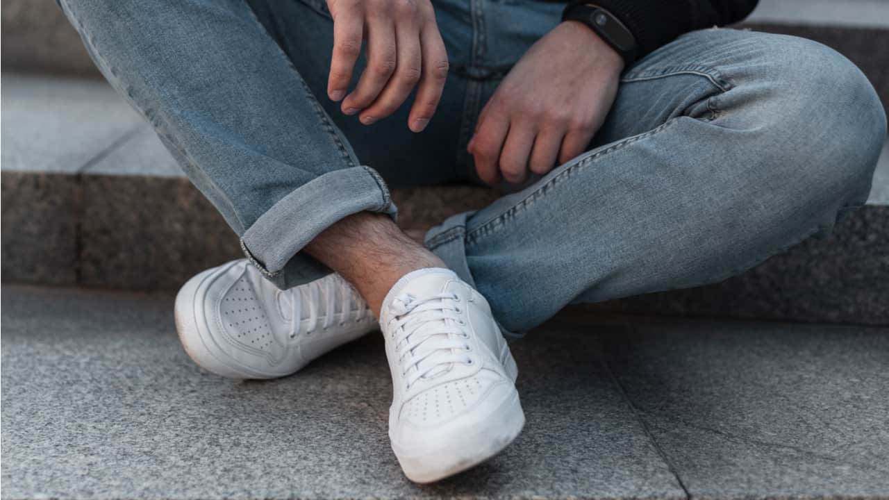 白のメンズスニーカーの人気モデルを紹介 特徴やブランド コーディネートのポイント