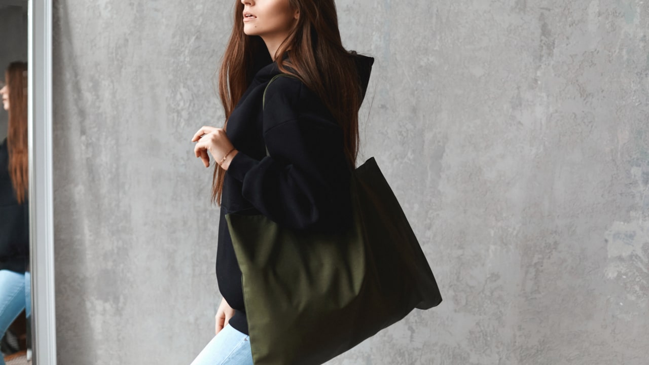 黒パーカーを選ぶポイント コーディネートのコツやサイズ感を解説