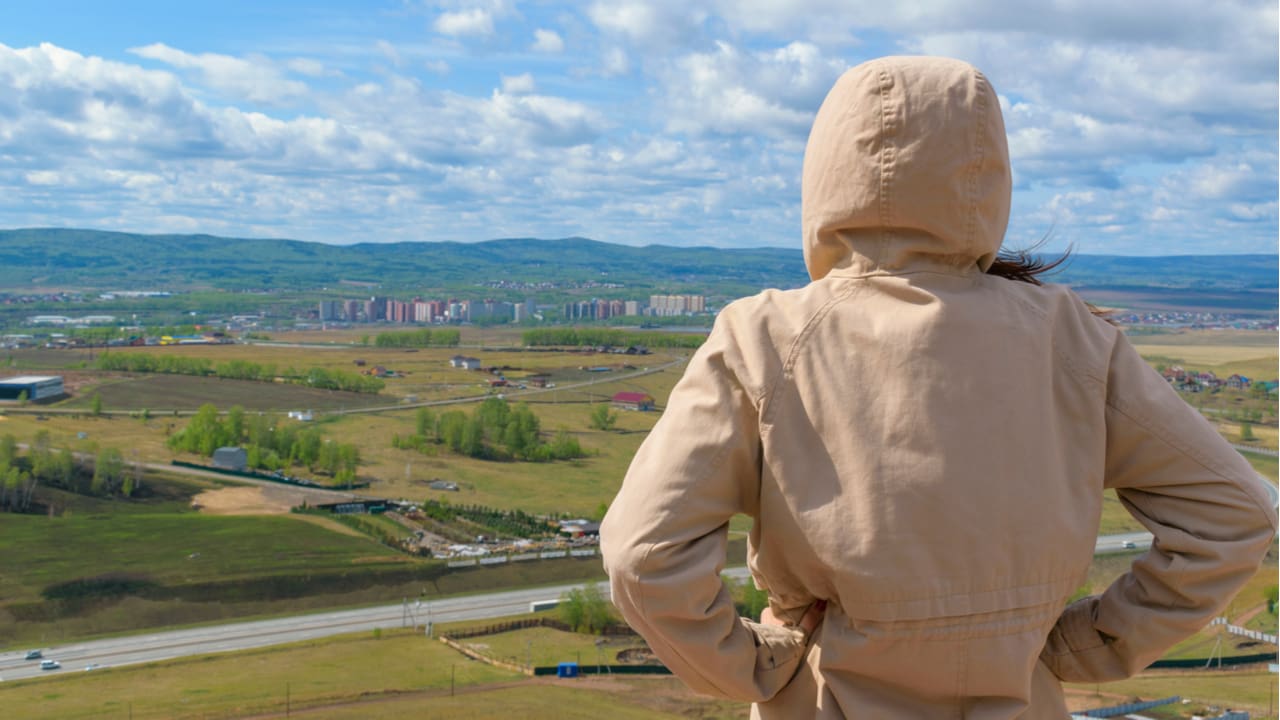 マウンテンパーカーとは 特徴やウィンドブレーカーとの違い おすすめコーデなどを解説