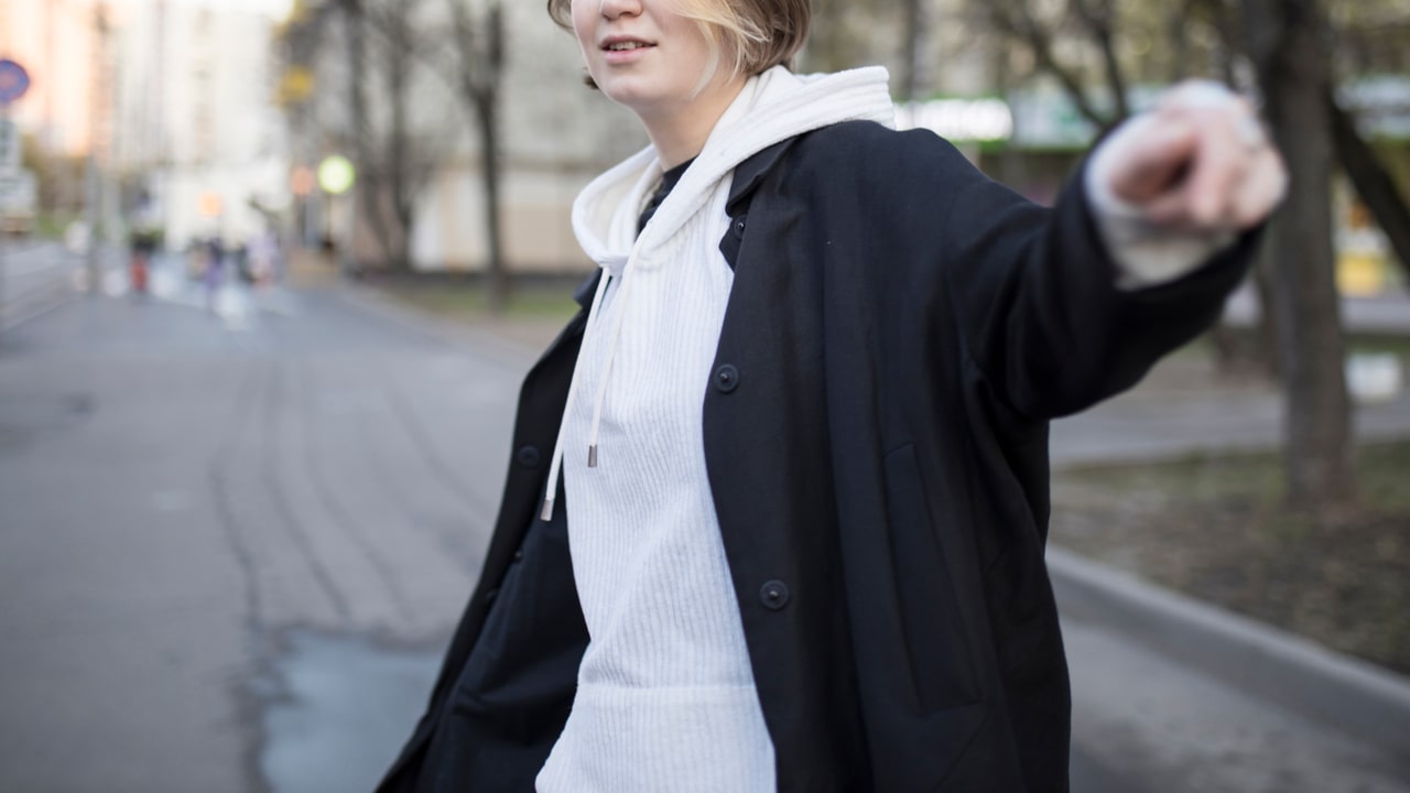 白パーカーをおしゃれに着こなそう 選び方やおすすめコーデを紹介