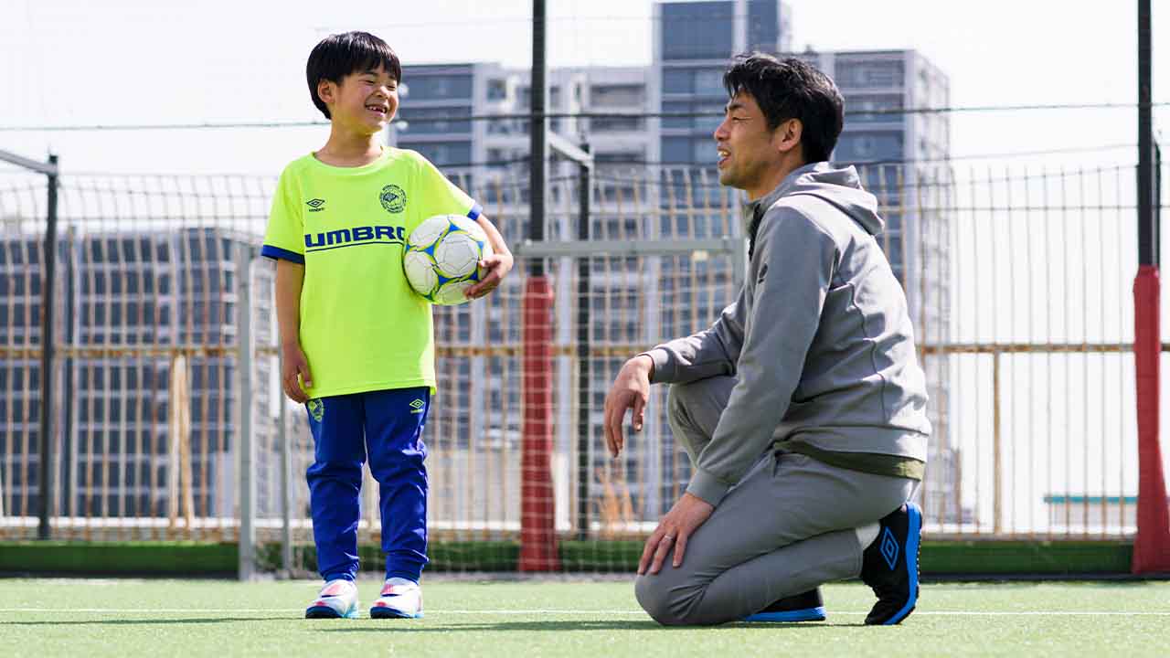 Getnaviの語らせて 親子でパスし合えば絆も深まる素敵な奴やん 新たなコミュニケーションツール アンブロの はじめてサッカーシューズ