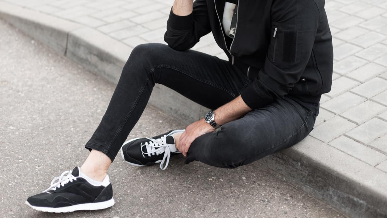 白黒スニーカーが便利 コーディネートのポイントや人気ブランドを紹介