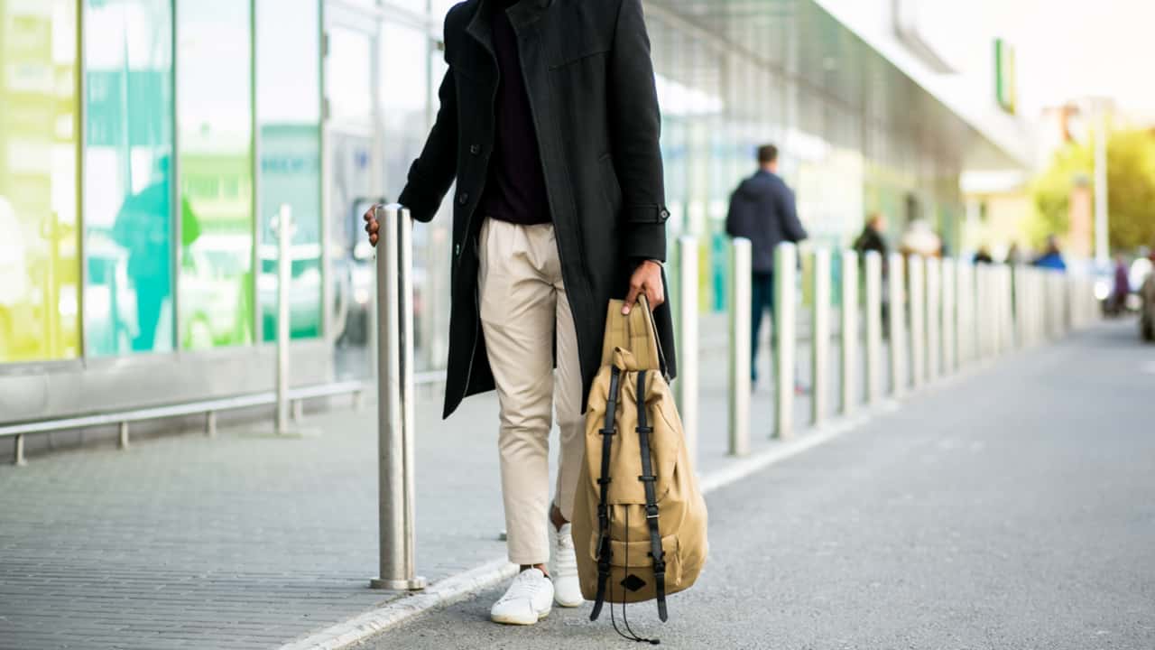 メンズストレッチパンツが人気 幅広く着回せるおすすめブランドを紹介