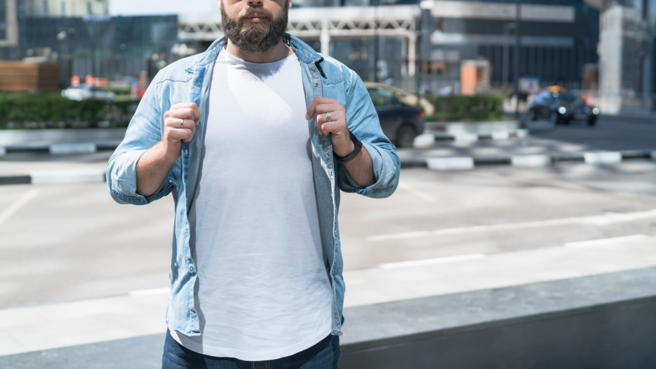 メンズシャツをかっこよく重ね着したい 相性の良いアイテムやレイヤードコーデのコツを紹介