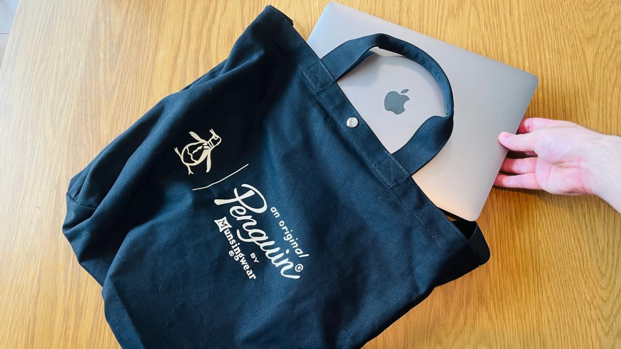 手持ちも肩掛けもok 気分に合わせて持ち変えられるスポーツブランドの優秀トートバッグ