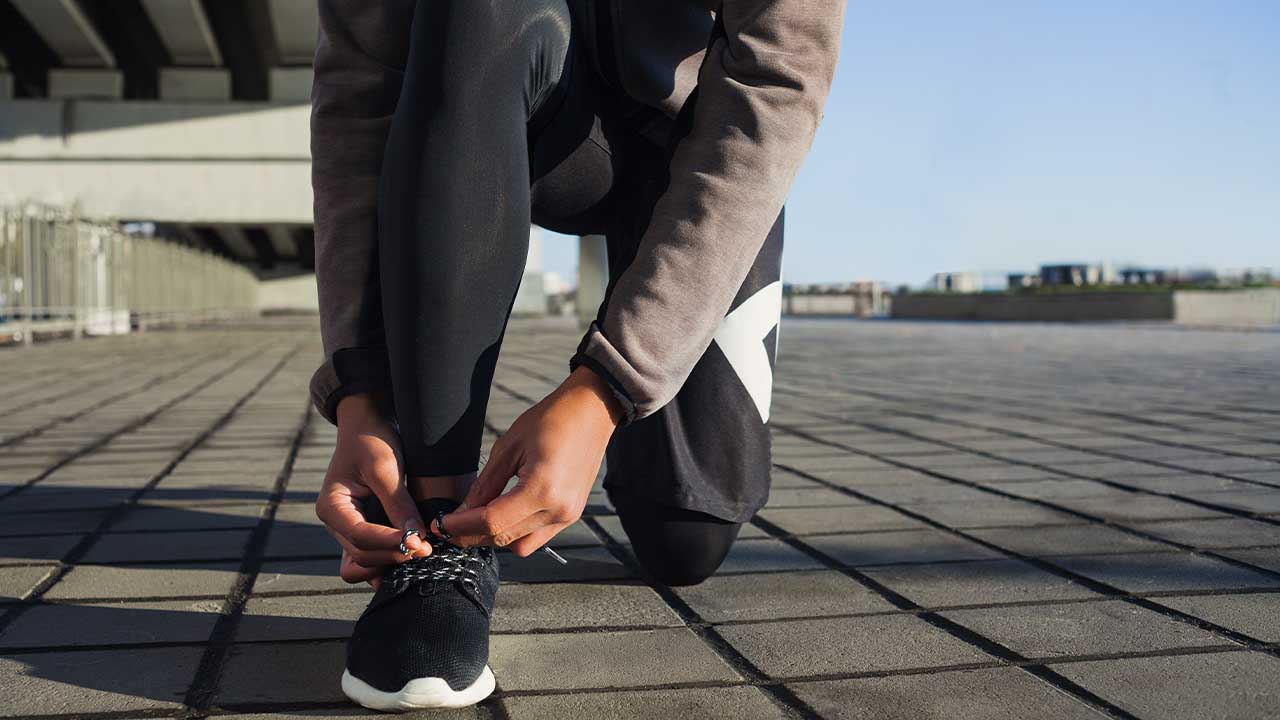 黒のランニングシューズをおしゃれに履こう 選び方やコーディネートのポイントを紹介