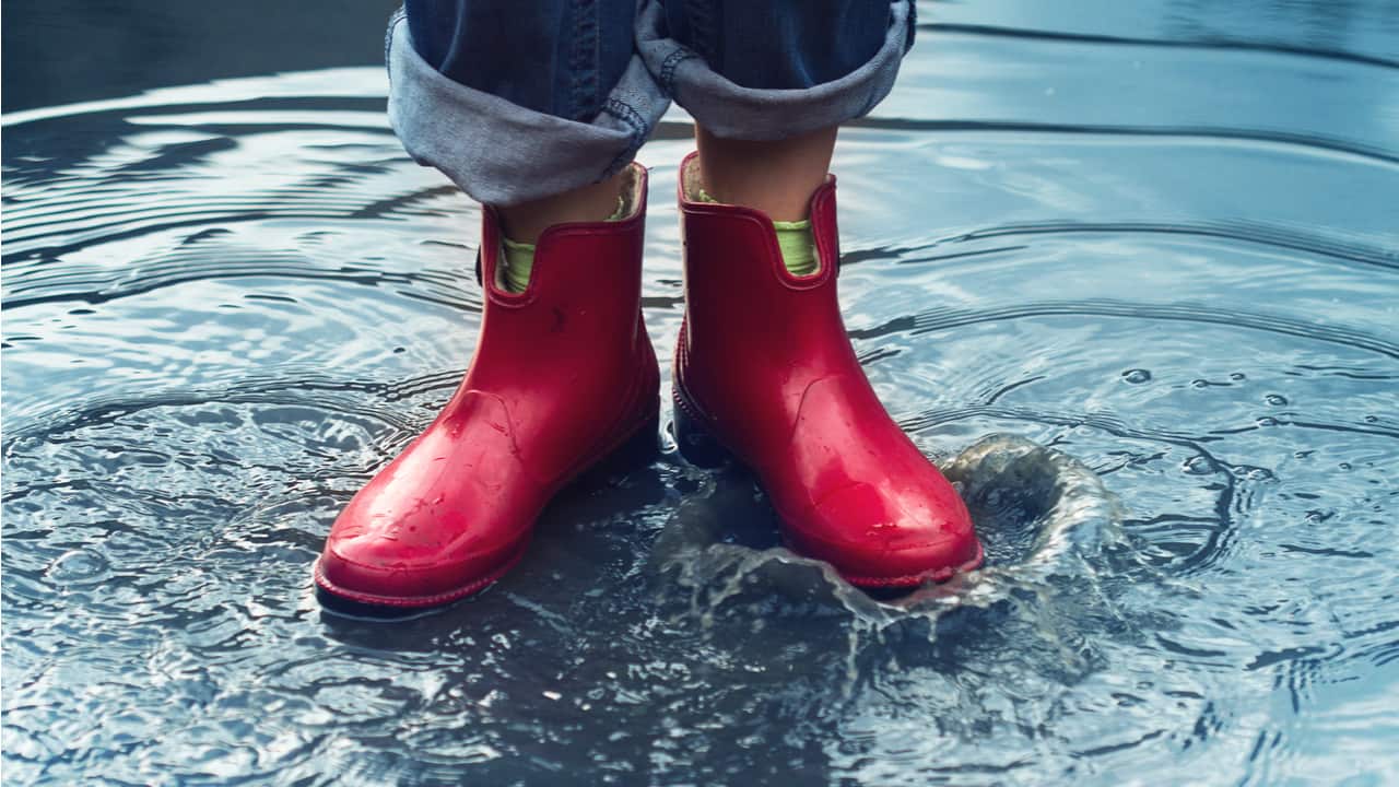 雨の日のレインシューズコーデを楽しもう 着こなしのポイントを年齢別に解説