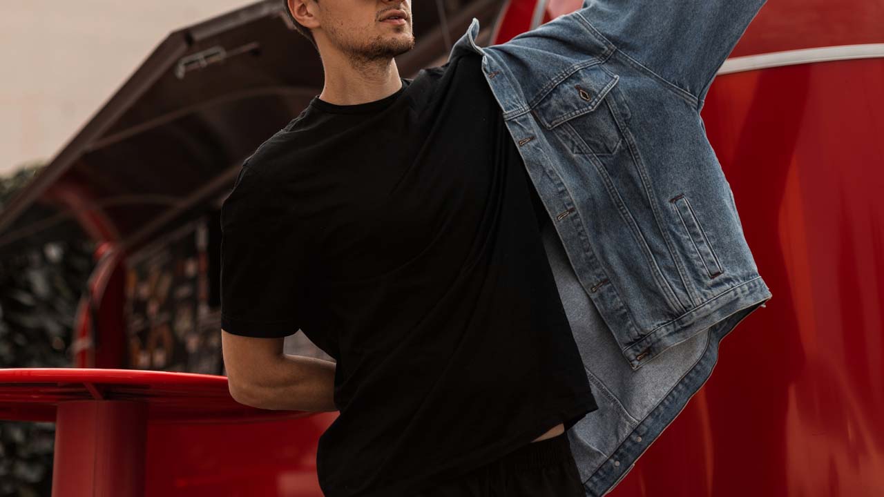 黒tシャツは万能アイテム 大人っぽくもカジュアルにも着こなせるおすすめを