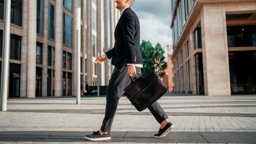 セットアップに合わせる靴の選び方、おすすめのコーディネート例を紹介