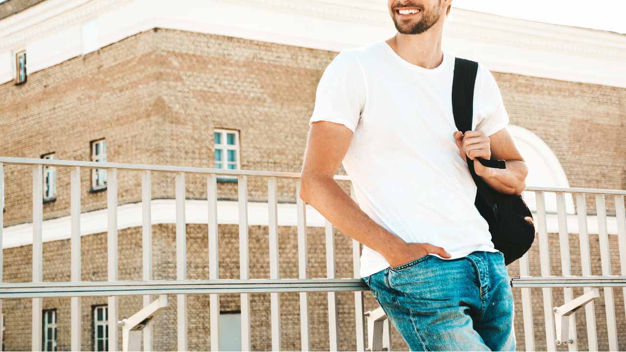 メンズtシャツを前だけインで着こなしたい おしゃれに見えるやり方やコツを紹介