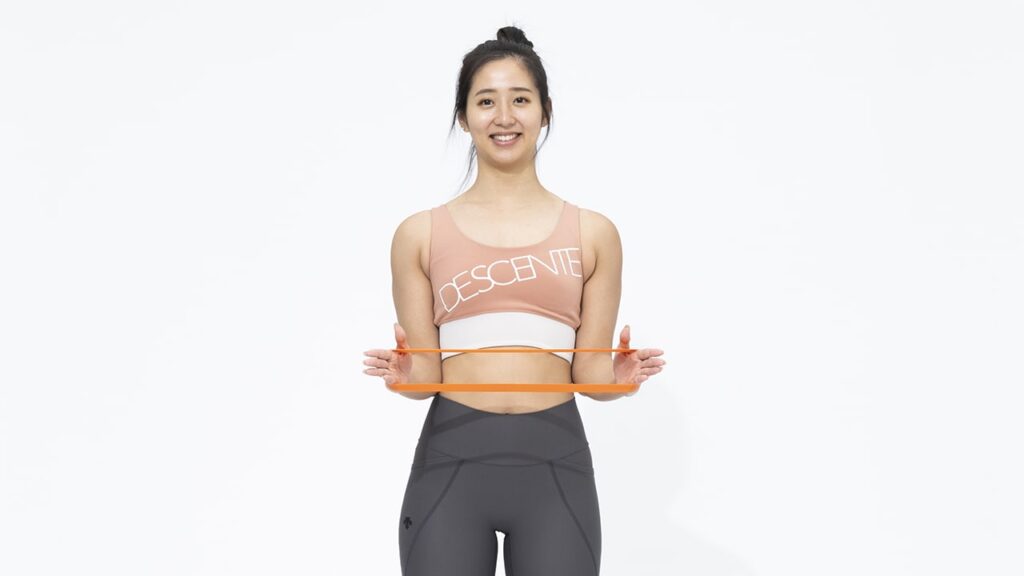 チューブを使って肩甲骨周辺ストレッチ デスクワークによる肩こりの予防と解消に