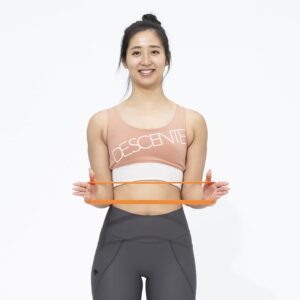 チューブを使って肩甲骨周辺ストレッチ!デスクワークによる肩こりの予防と解消に!