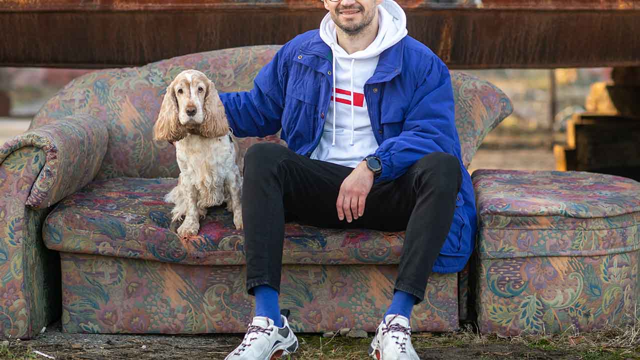 ジャケットとパーカーの組み合わせがおしゃれ 重ね着コーデのコツや着こなし方を解説