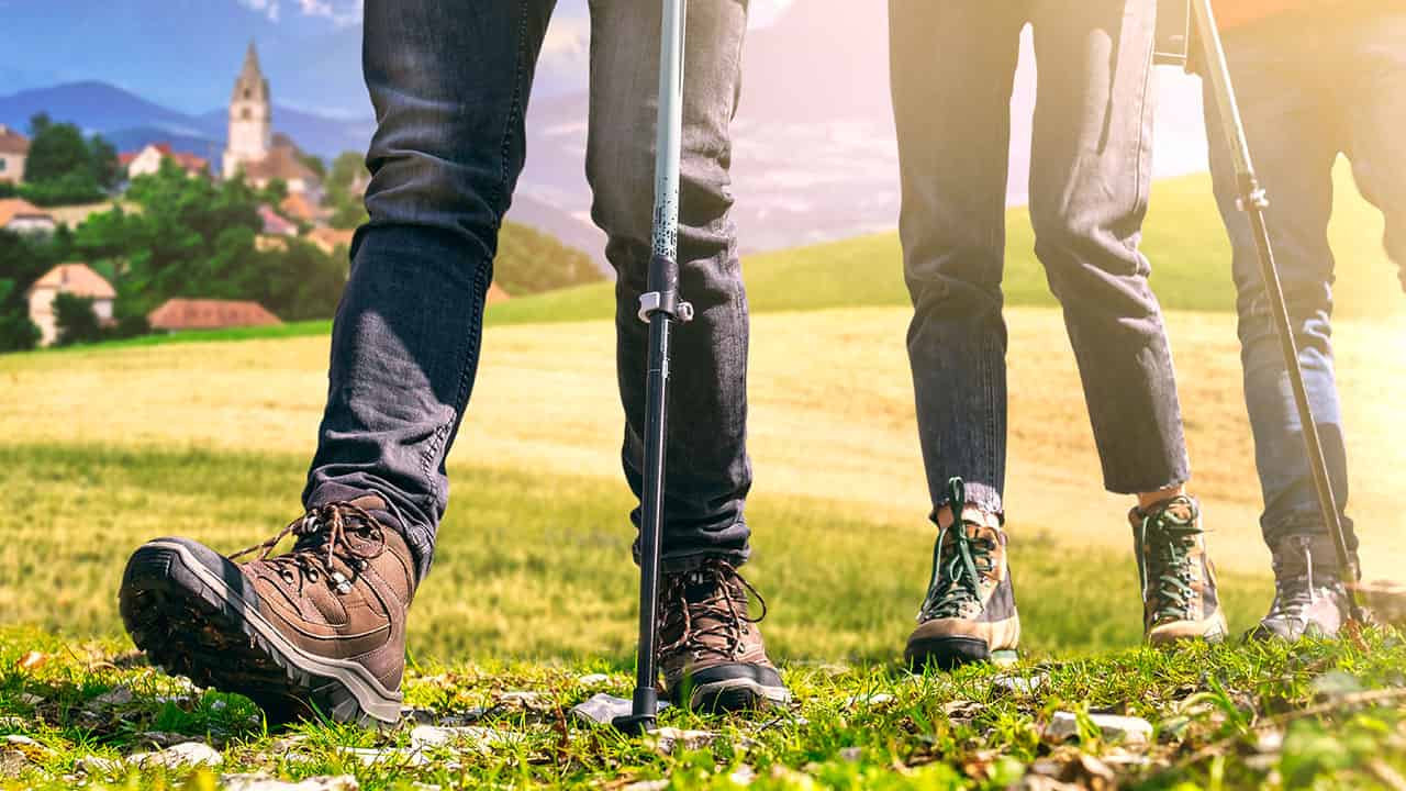 トレッキングとは?ハイキングとの違い、そろえておきたい基本の装備や注意点を解説