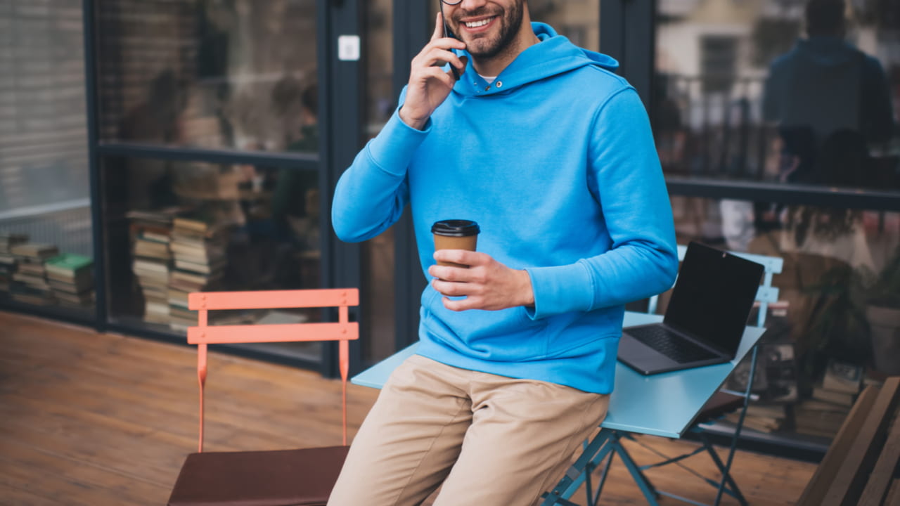 青のパーカーがあると便利！シーン別のコーディネート例と人気ブランド 