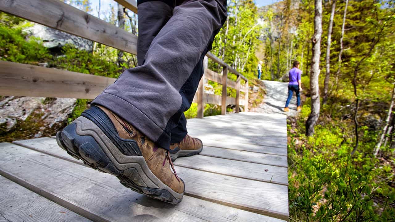トレッキングシューズを履こう！おすすめの選び方や街歩きもできる人気  
