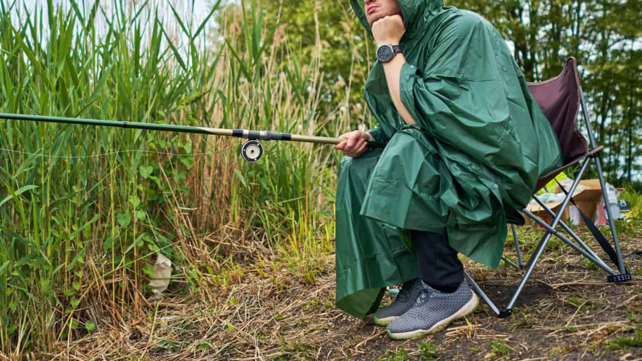 メンズレインコートのおすすめを紹介 おしゃれで動きやすくアウトドアにも活躍するのはどれ