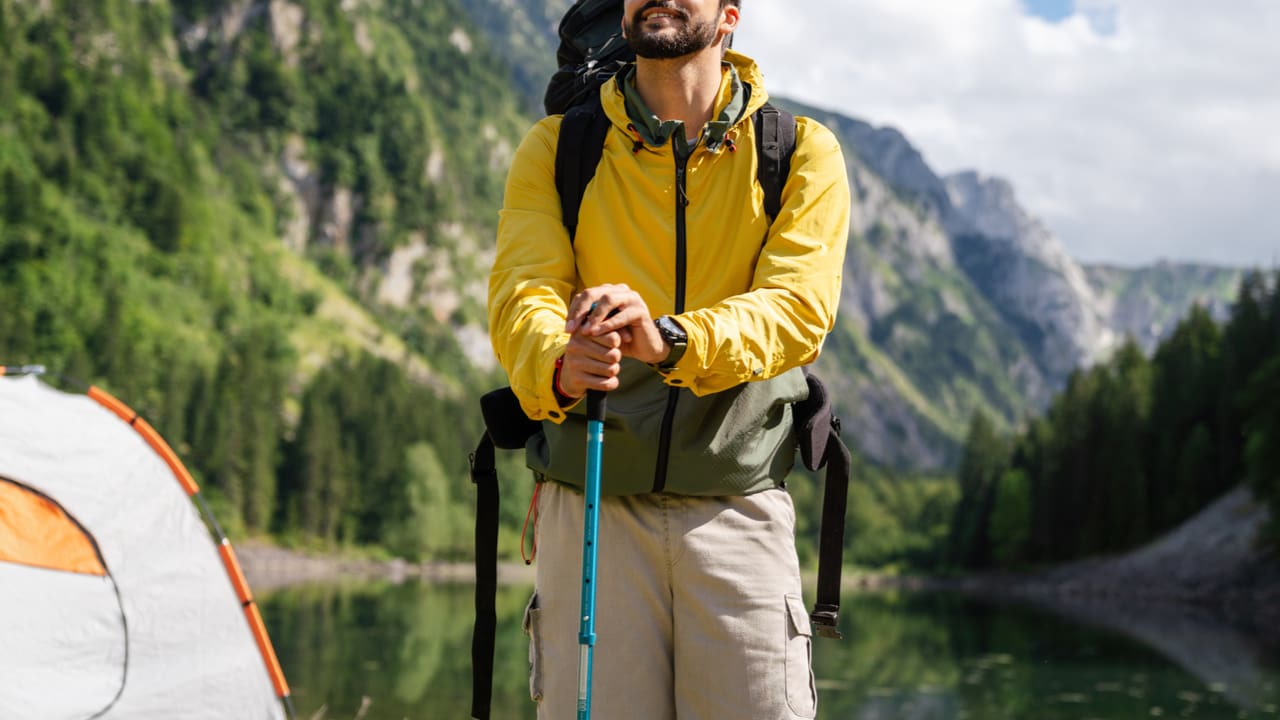 トレッキングに必要な基本の服装やシューズ 選び方のポイントを解説