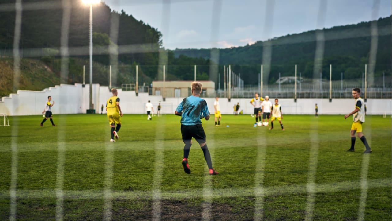 サッカーのリベロとセンターバックの違いとは 役割について解説