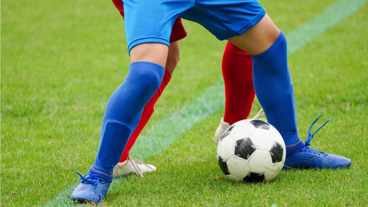 サッカーのディフェンスの役割と種類、練習方法を解説