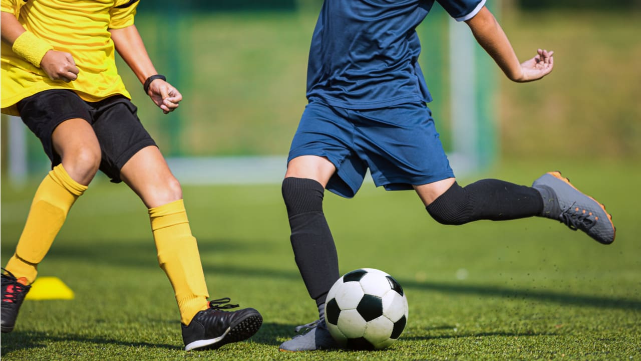 サッカーのリベロとセンターバックの違いとは 役割について解説