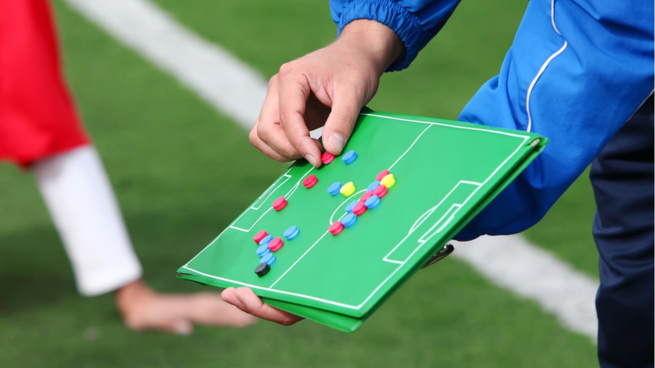 サッカーのリベロとセンターバックの違いとは 役割について解説