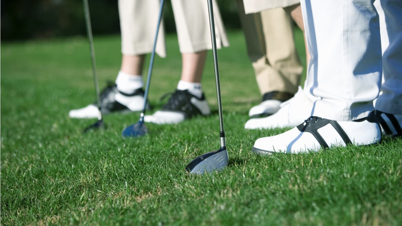 ゴルフシューズはソフトスパイクかスパイクレスかで選ぶ？レベル別の