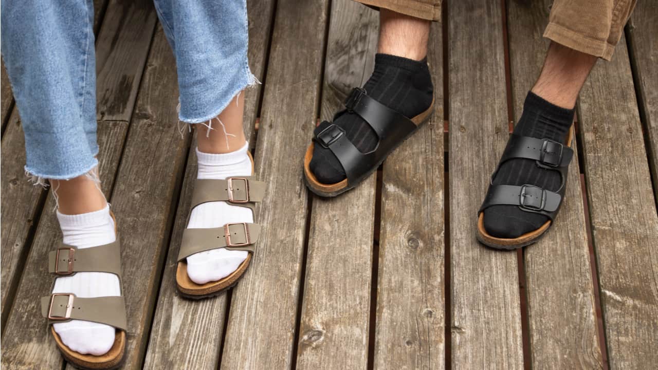 サンダル×靴下でおしゃれ度アップ！ダサく見えないコツとコーディネート例を解説